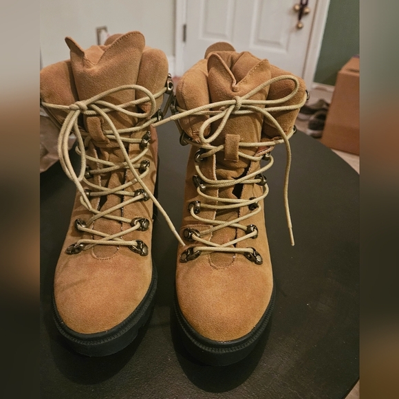 BEAST FASHION Tan platform chunky lace up work boots. Size 7 - Picture 3 of 11